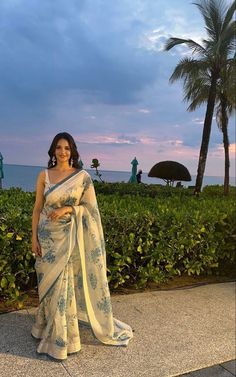 Aesthetic Indian Look, Sari Outfits Modern, North Indian Wedding Guest Saree Look, Saree Looks Aesthetic, Indian Baddie Aesthetic, Indian Sari Aesthetic, Indian Girl Outfits, Indian Sari Dress Traditional, Desi Saree Look