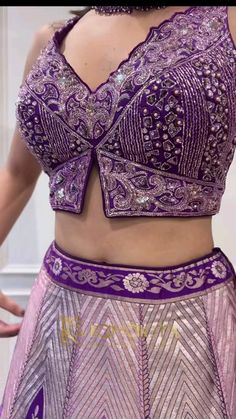 #croptop Work Choli Designs, Blouse Designs For Chaniya Choli, Choli Blouse Pattern, Trendy Blouse Designs For Lehenga, Sharara Blouse, New Style Blouse Design, Choli Blouse Design