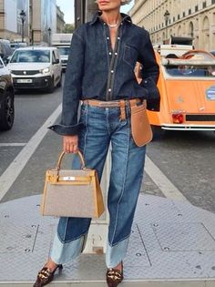 How To Style Baggy Jeans, Moda Over 40, Midlife Fashion, Denim Street Style, Moda Denim, Look Jean, Style Casual Chic, Smart Casual Style, All Jeans