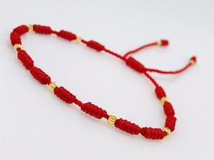 Pulsera tejida con hilo rojo con nudos y cuentas doradas (de oro laminado). Diy Bracelets Tutorials, Red String Bracelet, Red String, Baby Bracelet, Red Bracelets, Knot Bracelet, Bracelets Handmade Beaded, String Bracelet, Bracelet Tutorial