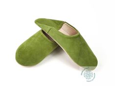 These Authentic comfy suede Babouche slippers In Pistachio are meticulously handcrafted in the heart of Marrakech. Each pair is a testament to the artistry that thrives in our workshop, where tradition and skill converge to create footwear of unparalleled quality. Our babouches are a true embodiment of craftsmanship and eco-consciousness. Crafted with the utmost care, these slippers are fashioned from 100% soft and supple organic sheep leather and suede. What sets them apart is our commitment to Moroccan Slippers, Babouche Slippers, Slippers Womens, Suede Slippers, Sheep Leather, Leather Slippers, House Slippers, Marrakech, Pistachio