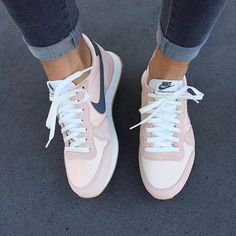 Nike Baskets, Statement Sneakers, Basket Nike, Look Adidas, Nike Internationalist, Free Runs, Adidas Shoes Women, Baskets Nike, Nike Free Shoes