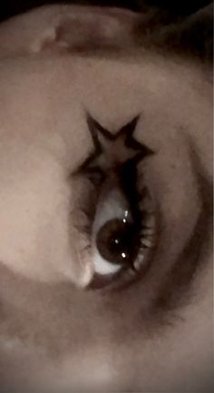 Star Eyeliner Tutorial, Easy Emo Makeup, Makeup Looks Eyes, Makeup Double Eyelid, Cool Eyeliner Ideas, Emo Eye Makeup, Star Eyeliner, Creative Eyeliner, Goth Eye Makeup