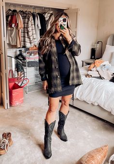 Pregnant In The Winter Outfits, Pregnant Outfits Western, Style Bump Outfit Ideas, Pregnant Winery Outfit, Maternity Bachelorette Party Outfit, Nashville Outfits Maternity, Pregnant Farm Outfit, Western Outfits Women Maternity, Maturity Fall Outfits