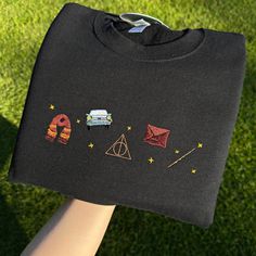 ♡ MESSAGE FOR YOU ♡ Introducing embroidered sweatshirt and embroidered shirt with embroidery on Fantasy and Magic themes. Perfect for fans of the school of magic and wizardry as a birthday gift, Christmas gift, or New Year gift. PRODUCT DETAILS We use the Gildan brand as blanks. 🔹SWEATSHIRTS: Classic fit, 50% cotton / 50% polyester, 271 GSM, fleece inside. 🔹T-SHIRTS: Classic fit, 100% cotton, 205 GSM. The white T-shirt is slightly see-through. Please check the SIZE CHART before purchasing. Unisex sizing - similar to men's sizes, so it might be a bit larger than standard women's sizes. If you prefer a more oversized look, consider sizing up. HOW TO ORDER 🔹Browse through all the photos to familiarize yourself with the product and read the listing description; 🔹Select the color and size o Shirts With Embroidery For Men, Funny Embroidered Sweatshirt, Custom Embroidery Ideas, Men’s Embroidered Sweatshirt, Harry Potter Sewing Projects, Slytherin Gifts, Embroidered Sweatshirt Ideas, Embroidery Harry Potter, Embroidery Designs Sweatshirt