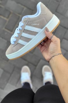 tênis Adidas campus tom: creme  modelo confortável, uma cor clara e neutra para você compor com vários looks #instagram #adidascampus #dicas #looks Adidas Campus Shoes, Taper Fade Curly Hair, Campus Adidas, Preppy Shoes, Hype Shoes, Swag Shoes, Crazy Shoes, Pretty Shoes