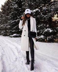 Ski Resort Outfit, Winter Casual Outfits, 2025 Outfits, Fur Vest Outfits, Ski Trip Outfit, Casual Winter Outfit, Mia Mia Mine, Winter Outfits Snow, Winter Resort