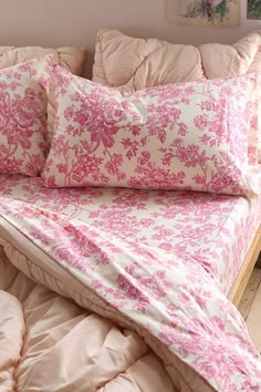 Patterned Pink Sheets, Floral Bed Sheets Silk, Bed Comforter Sets Twin Size, Bed Comforter Aesthetic, Floral Bed Cover, Floral Pink Bedding, Dorm Bed Sheets, Urban Outfitters Dorm Room Ideas, Queen Size Bed Sheets