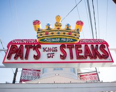 a sign that says pat's king of steaks