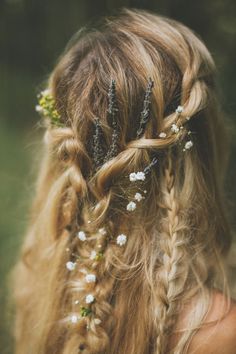 Fairy Vibe Wedding, Forest Core Wedding Dress, Wedding Hair Cottagecore, Unconventional Wedding Hairstyles, Cottagecore Hair Wedding, Wedding Fairy Hairstyles, Hairstyles Fantasy Fairytale, Spring Fantasy Wedding, Natural Wavy Hair Bride