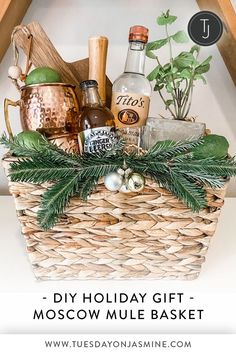 Moscow mule DIY drink basket with copper cups, limes, Titos vodka, ginger beer, a mint plant and a wood cutting board Cocktail Basket, Dip Mix Ornaments, Drink Gift Basket, Adult Gift Basket, Budget Friendly Gift Ideas, Cocktail Gift Basket