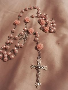 Rosary Astetic, Cute Rosary Necklace, How To Draw A Rosary, Rosary Wallpaper Aesthetic, Rosary Beads Aesthetic, Pink Rosary Aesthetic, Rosary Reference, Catholism Aesthetic, Rosaries Aesthetic