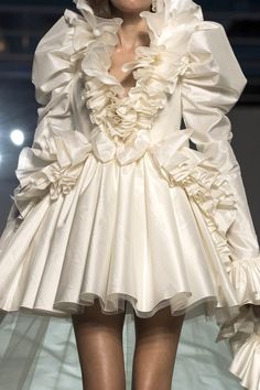 Runway Fashion Couture, Giambattista Valli, Pastel Goth, Mode Inspiration, Fancy Dresses, Couture Fashion, Look Fashion, Pretty Dresses