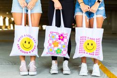 FREEBIE! Smiley Tote Bag CODE:FreeTote – United Monograms Fun White Bags For Shopping, Fun Rectangular Everyday Bags, Fun Everyday Shoulder Bag, Fun Rectangular Canvas Bag, White Fun Tote Bag, Fun White Tote Bag, Cute Bag Designs, Cute Tote Bag Ideas, Fun Canvas Tote Bag