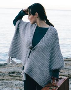 Book Beginners 4 Autumn / Winter | 12: Woman Poncho | Light grey Hooded Poncho Pattern, Easy Poncho Knitting Pattern, Poncho Au Crochet, Winter Poncho, Cowl Neck Poncho, Poncho Knitting Patterns, Party Mode, Crochet Poncho Patterns, Diy Scarf