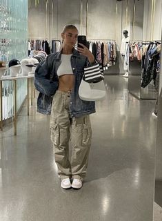 Different Y2k Aesthetics, Outfits To Walk Around The City, Outfit Ideas Kendall Jenner, Clothes For A Trip, Street Style Fits, Cargo Pant Outfits, Streetwear Women Outfits, Outfit Ideas Streetwear, Streetwear 2023