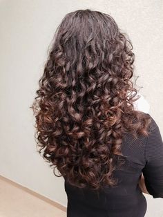 Conheça os cortes em camada para cabelos cacheados que são a tendência do momento. #corte #cabelo #cachos #cacheado 3b Curly Hair Long Layers, 2c 3a Haircut, Curly Hair With Layers Medium Length, Curly Hair Cuts 3b, Long Layers Curly Hair, 2c 3a Hair, Long Layered Curly Hair, Poofy Hair, Natural Curly Hair Cuts