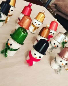 there are many snowmen that have hats on them