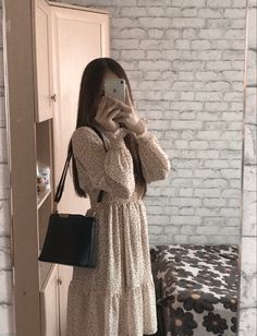 Fotos Aesthetic, V Dress, Korean Casual Outfits, Fashion Fits, Teen Fashion Outfits, Modest Dresses, Girly Photography, Modest Outfits, Modest Fashion