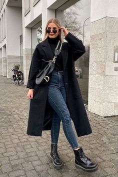 Simple outfit ideas Summer outfit ideas for teenagers Cute outfits for girls teens Cute clothes for teenagers Clothes styles for teenagers Peacoat Womens Outfit, Peacoat Outfit, Mantel Outfit, Winter Date Outfits, Winter Outfits Aesthetic, Trendy Outfits Winter, Europe Outfits, Winter Capsule