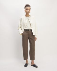 The shape of things to come. Made of lightweight cotton twill with just a touch of stretch, the Utility Barrel Pant is complete with a waist-nipping high rise, a cool curved leg, and an easy cropped length. Plus, it has utilitarian details, like accent stitching and patch pockets for a craftsman-inspired look. Barrel Pants Outfit, Season Transition Outfits, Ankle Pants Outfit, Work Travel Outfit, Utility Barrel Pant, Barrel Pants, French Inspired Fashion, Wardrobe Shopping List, Boxy Cardigan