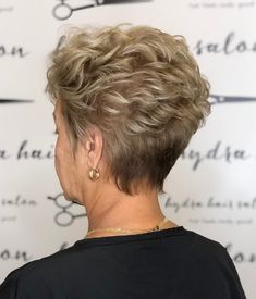 9 Modern Wedge Haircuts For Women Over 50 – HairstyleCamp Layered Bob Short Over 50 Gray Hair, Short Stacked Bob Haircut Over 50, Pixie Haircut Hairstyles, Gray Haircuts, Short Stacked Wedge Haircut, Short Wedge Hairstyles, Wedge Haircuts, Hair Wedge, Spiky Hairstyles