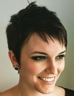 Brunette Pixie Hairstyle Very Short Pixie Cuts, Cute Pixie Haircuts, Brunette Pixie, Pixie Cut Styles, Edgy Pixie Cuts, Edgy Pixie, Hair Cute, Pixie Styles