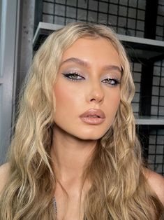 Glamorous Makeup to Rock the Night!!! [Click Here] Makeup For Night Out, Silver Eye Makeup, Maquillage On Fleek, Wife Aesthetic, Silver Makeup, Formal Makeup, Birthday Makeup, Mob Wife, Eye Makeup Pictures