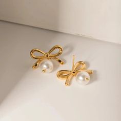 LOVCIA Elegant Bow Pearl & Gold-Plated Stainless Steel Earrings for Women Discover the epitome of elegance and sophistication with the LOVCIA Elegant Bow Pearl & Gold-Plated Stainless Steel Earrings for Women. These stunning earrings are designed to elevate any ensemble, adding a touch of timeless beauty and charm. Key Features: Material: Made from a combination of synthetic pearls and 18K gold-plated stainless steel, these earrings offer both durability and a luxurious look. Design: The elegant Luxury Gold Plated Pearl Earrings, Bow And Pearl Earrings, Pearl Bow Earrings, Hoco 2024, Black Friday Jewelry, 2024 Wishlist, Mens Stainless Steel Rings, Jewelry Organizer Storage, Natural Stone Bracelets