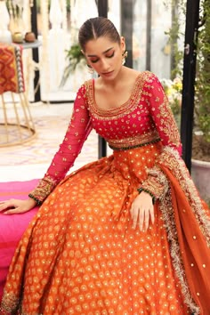 Orange Lehenga Pakistani, Mehndi Lengha Pakistani, Mehandi Lehanga Designs, Bridal Mehndi Outfit Ideas, Dholki Outfit, Mehndi Outfit Ideas, Mehendi Dress, Pakistani Lehenga