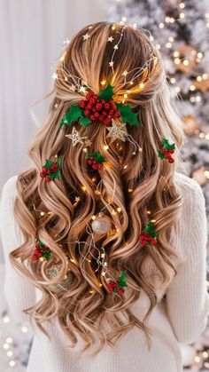 Elevate your holiday hair game with fun Christmas hairstyles paired with festive hair accessories for extra cheer. Christmas Fun Hairstyles, Christmas Hair Decorations, Christmas Photos Hairstyles, Christmas Hair Inspiration, Christmas Hair Day At School, Christmas Lights In Hair, Christmas Hair Shoot, Fun Party Hairstyles, Christmas Theme Hairstyle