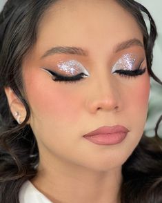 Silver Makeup Looks With Rhinestones, White Silver Makeup Looks, White Diamond Makeup, Silver Rhinestone Eye Makeup, Silver Eyeshadow With Rhinestones, Bollywood Makeup, Graduation Makeup, Complete Makeup, Asian Eye Makeup