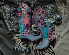 Custom Painted Cowboy Boots, Hand Painted Cowboy Boots, Colorful Cowboy Boots Outfit, Outfits With Cowgirl Boots And Jeans, Painted Cowboy Boots, Painted Boots, Boots Diy, Clothes Upcycle, Custom Cowboy Boots