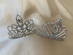 ❤ Mini Rhinestone Tiara Hair Comb | Flower Girl Hear Comb Tiara It goes well with our flower girl dresses! Tiara A size (Height x Width) 1 3/4 x 3 Inches Tiara B size 1 1/2 x 3 Inches ❤There are metal claws, so please be especially careful if the girls are under 15 years old. Bride Small Tiara, Metal Claws, Bridesmaid Crown, Bridesmaid Belt, Bling Bows, Tiara Hair, Bridesmaid Sash, Flower Girl Accessories, Mini Crown