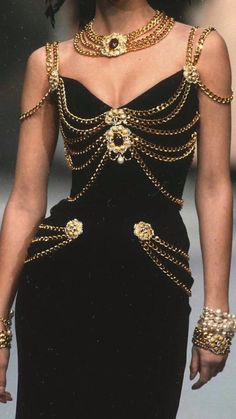 Black Dress 90s, Versace Black Dress, Gaun Abad Pertengahan, 90s Runway Fashion, Runway Fashion Couture, Runway Outfits, Mode Chanel, Chanel Dress, Chanel Couture