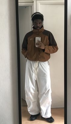 Windbreaker Pants Outfit, Windbreaker Outfit Men, Streetwear Fall Outfits, Japanese Street Fashion Men, Mens Fashion Week Street Style, Windbreaker Outfit, Streetwear Fall, Preppy Men