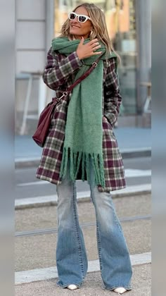 Street Style 2025 Winter Style 2025, Winter 2025, Basic Wardrobe, Ageless Style, Street Style Winter, Wardrobe Basics, Style Ideas, Flare Jeans, Style Icons