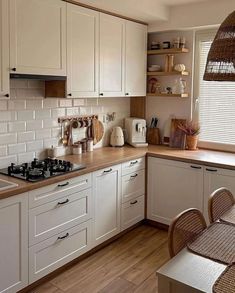 Kitchen Straight Layout, U Shaped Small Kitchen, Aesthetic White Kitchen Cabinets, Small Kitchen U Shape, Small Long Kitchen Ideas, Small Kitchen Aesthetic, Cozinha Aesthetic, Warm Cozy Kitchen, Kitchen Decor Inspiration