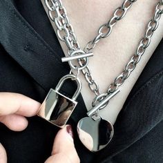 Necklace Korean Style, Grunge Tumblr, Punk Aesthetic, Y2k Aesthetic Outfits, Y2k Aesthetic, Tiffany Heart, Heart Charm Bracelet, Aesthetic Outfits, 90s Fashion