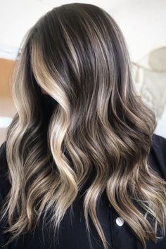 Rambut Brunette, Blonde Highlights On Dark Hair, Brown Hair Inspo, Gorgeous Hair Color, Dark Hair With Highlights, Brown Hair With Blonde Highlights, Brunette Balayage Hair, Brown Hair Balayage