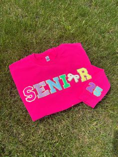 Class of 2025 Senior T-Shirt or Sweatshirt with Chenille Patches Celebrate your senior year in style with our Class of 2025 T-Shirt or Sweatshirt, featuring classic chenille patches for a unique and trendy look. This standout piece is perfect for showcasing your school spirit and marking this special milestone. Features: *Design: "Senior" in chenille patches on the front, giving a retro yet fashionable vibe. Available with a cute bow in place of the O (also available without the bow): "25" featu Diy Senior Sweatshirt, Sweatshirt Patches Ideas, Senior 25 Shirts, Fun Senior Year Ideas, Diy Senior Sweatshirts Ideas, Senior Hoodies Diy, Senior Year Shirts Design 2025, Senior Sweatshirts Ideas Diy Patches, College School Spirit T-shirt With Custom Embroidery