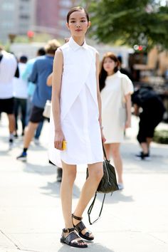 Shirtdress, black and white so crisp and sophisticated but playful street style at NYFW Models Off Duty, Model Off Duty Outfits, Off Duty Outfits, Vetements Clothing, Textil Design, Model Street Style, Outfit Trends, Street Style Summer, Tailored Dress