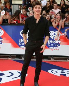 Shawn Mendes Black Outfit, Mens Going Out Outfit Night, Black Pants Outfits, Classy Shorts, Old Money Girl, Dress Old Money, Black Pants Outfit, Money Girl, Design Jersey