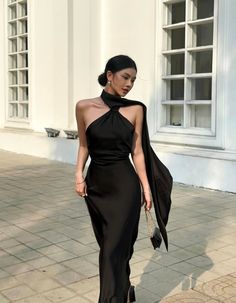 Backless Silk Dress, Black Wedding Guest Dresses, Gaun Fashion, Guest Attire, Ball Gowns Evening, Wedding Attire Guest, Foto Poses, Black Halter, Satin Prom Dress