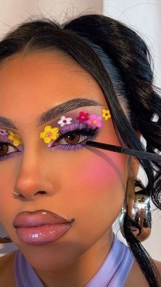 Pink Flower Eye Makeup, Avant Garde Makeup Simple, Garden Of Juvias Palette Looks, Creative Spring Makeup, Flowers Eye Makeup, Flower Eye Makeup Looks, Sunflower Makeup Looks, Flower Makeup Ideas, Bright Colorful Eye Makeup