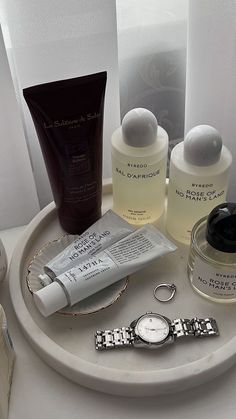 Minimal Skincare Aesthetic, Minimal Vanity, روتين العناية بالبشرة, Makeup Essentials, Room Aesthetic, Christmas Pictures, My New Room, Aesthetic Room