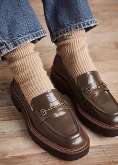 Fall Shoes 2022, Loafers Outfits, How To Wear Loafers, Classic Loafers, Shoes And Socks, Dr Shoes, Estilo Preppy