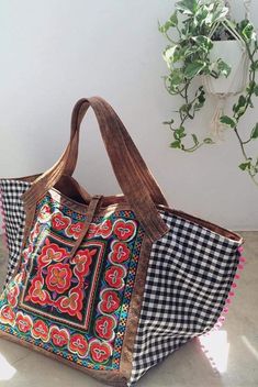 Tas Denim, Sacs Tote Bags, Sac Diy, Diy Bags Purses, Tote Bags Sewing, Boho Bags, Patchwork Bags, Embroidered Bag, Bag Patterns To Sew