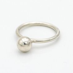 Minimalist and timeless solid silver ring with a design that combines modernity and elegance. This ball ring is a perfect ally for any woman's style, and ideal to wear as a single ring or to stack. 🌷 Nickel-free. Made from ethical and recycled solid 950 silver. This ring is made TO MEASURE and on-demand. Make sure you choose the right size, as this is a custom order and cannot be exchanged later. 👉 Look at the size conversion chart in one of the pictures. MEASUREMENTS: ✔️ Ball: 8 mm in diamete Silver Ball Jewelry, Sphere Ring, Bubble Ring, Single Ring, Big Balls, Conversion Chart, Geometric Jewelry, Stackable Ring, Ring For Women