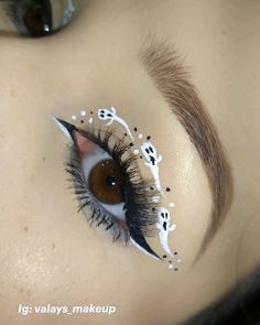 Delineado para halloween de fantasmas Ghost Eyeliner, Halloween Costumes For Baby Boy, Halloween Eye Makeup, Graphic Eyeliner, Halloween Makeup Inspiration, Halloween Eyes, Ethereal Makeup